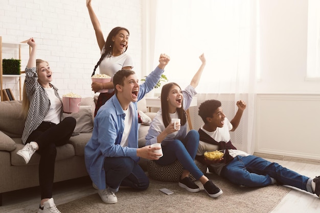 Fußballfans Jouful-Freunde schreien zusammen und schauen sich ein Spiel an