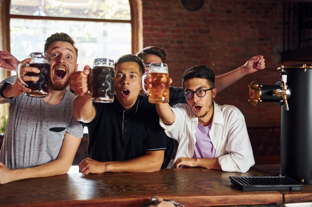 Fußballfans Menschen in Freizeitkleidung sitzen in der Kneipe