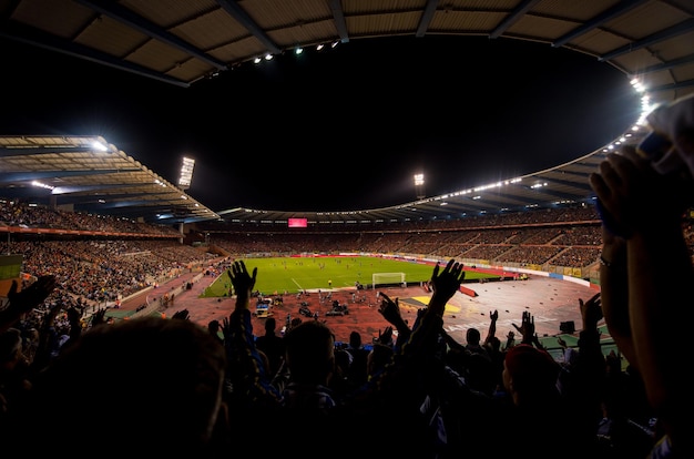 Fußballfans unterstützen ihre Lieblingssportmannschaft