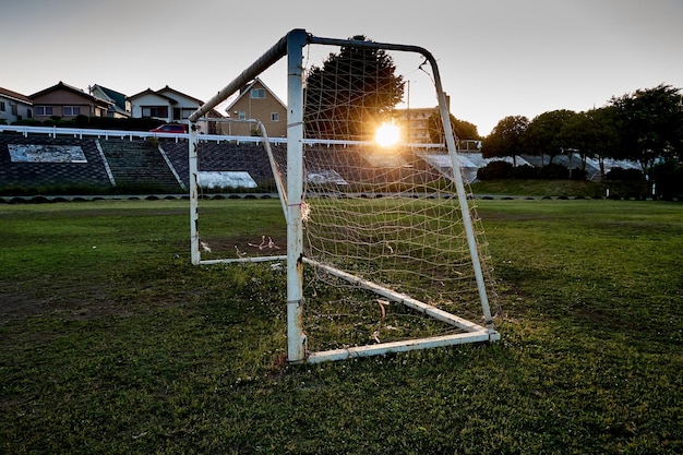 Foto fußballfeld gegen den nachthimmel