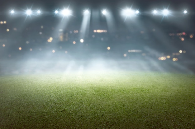 Fußballfeld mit verschwommenem Scheinwerferlicht
