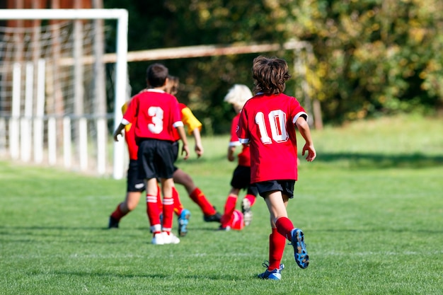 Fußballkinder spielen