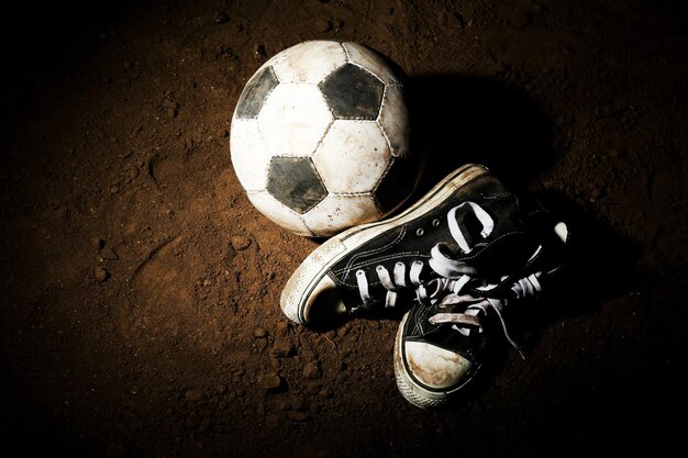 Fußballkugel auf dem Boden auf dunklem Hintergrund