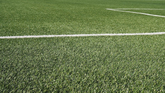 Fußballplatz für MeisterschaftDie Markierung des Fußballplatzes auf dem grünen Rasen Weiße Linie Fußballplatzbereich