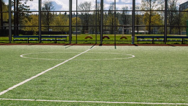 Fußballplatz mit grünem Gras und Laufband