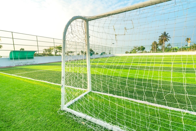 Fußballplatz mit grünem Gras