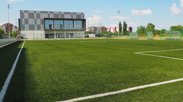 Fußballplatz mit Markierungen Fußballstadion Sporthintergrund Sportzentrum in der Stadt