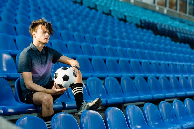 Foto fußballspieler auf dem stadion, das auf feld schaut