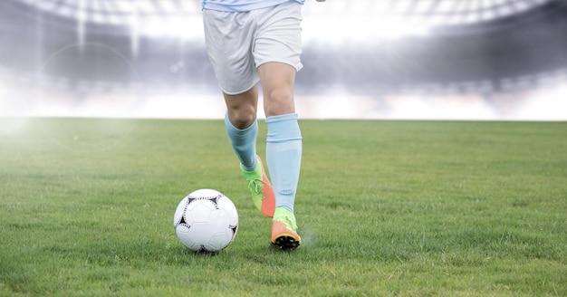 Fußballspieler auf Gras mit Fußball im Stadion