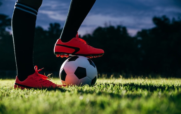 Fußballspieler, der am freistoßpunkt zum fußball tritt.