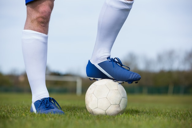 Fußballspieler, der mit dem Ball steht