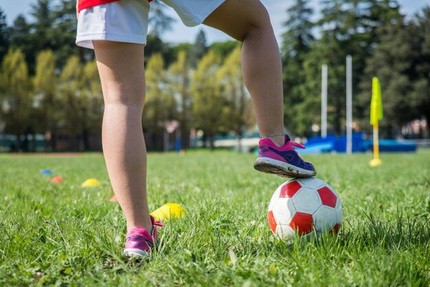 Fußballspieler, die im Fußballfeld trainieren