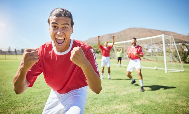 Fußballspieler feiern und gewinnen das Team mit der Faust, um das Tor für ein Sportspiel oder einen Wettbewerb mit Erfolgsgeste zu feiern. Sieg und Spaß mit Männern, die auf dem Fußballplatz trainieren