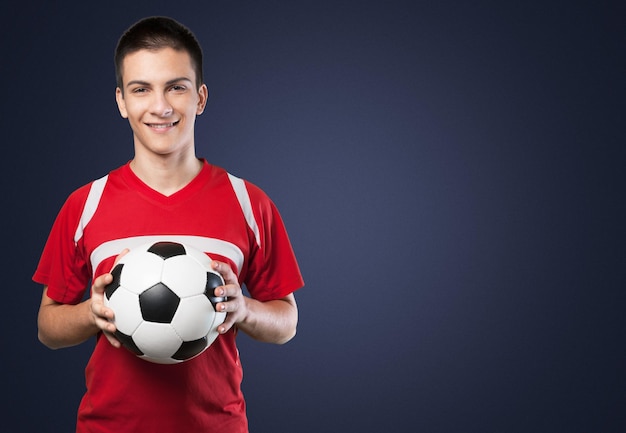 Fußballspieler hält Ball im Hintergrund