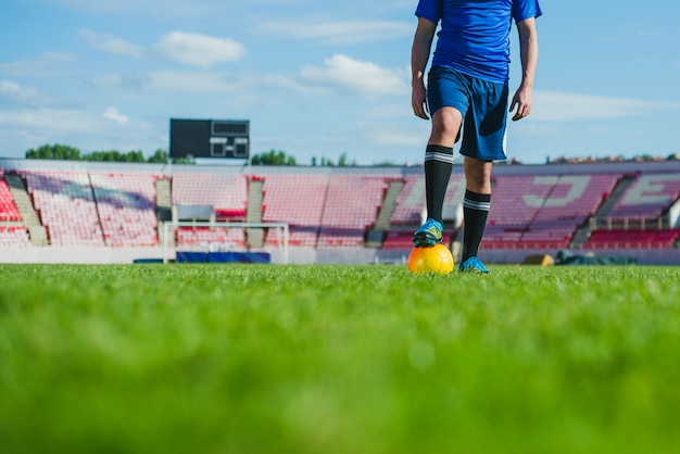 Foto fußballspieler im stadion schnittansicht