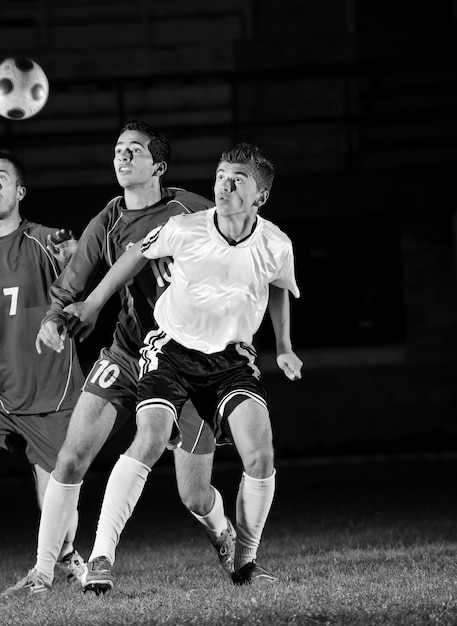 Fußballspieler in Aktion für den Ball