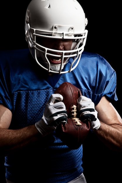 Fußballspieler mit Nummer auf einer blauen Uniform und einem Ball in der Hand.