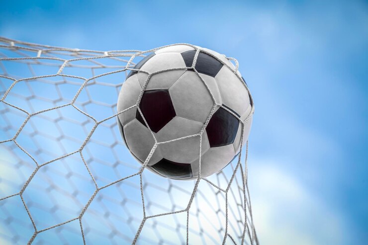 Fußballspieler schießt einen Lederfußball, um einen Punkt zu erzielen.
