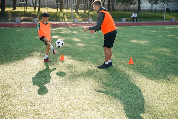 Fußballspieler trainieren auf der Strecke