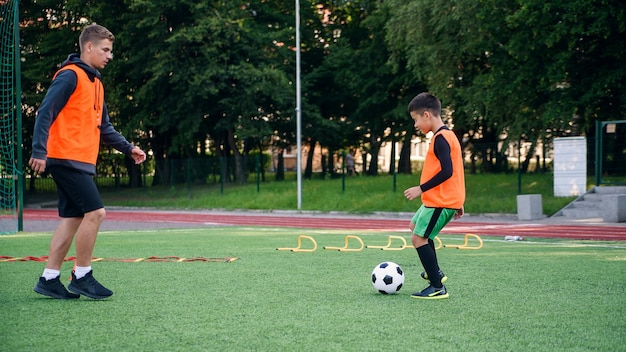 Fußballspieler trainieren auf der Strecke