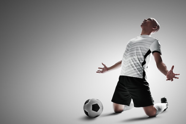 Fußballspielerfeier, isoliert auf weißem Hintergrund