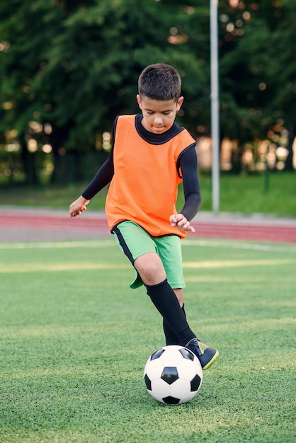 Foto fußballspielertraining mit ball