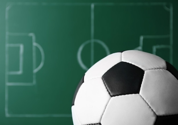 Fußballspielstrategie mit Kreide auf die Tafel geschrieben