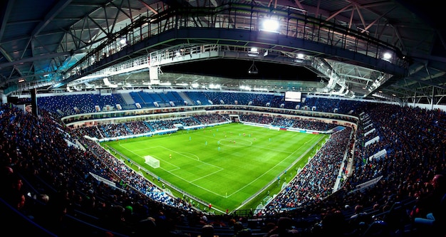 Fußballstadion, glänzende Lichter, Blick vom Feld. Fußballkonzept