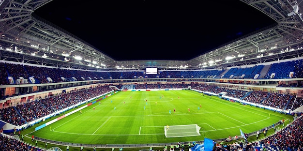 Fußballstadion, glänzende Lichter, Blick vom Feld. Fußballkonzept