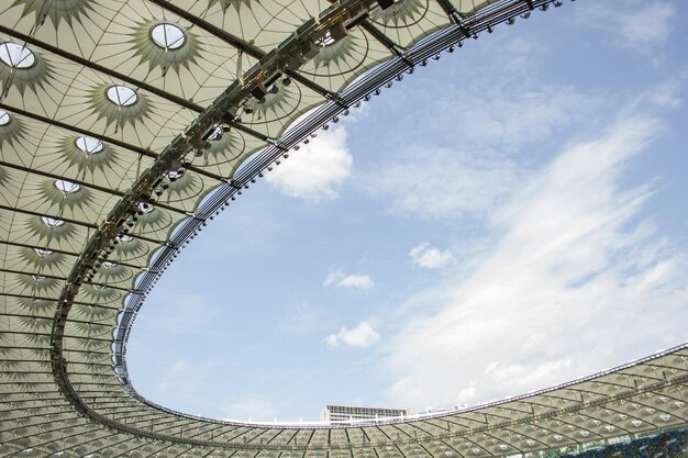 Foto fußballstadion innenansicht fußballfeld leer steht eine menschenmenge von fans ein dach gegen den himmel