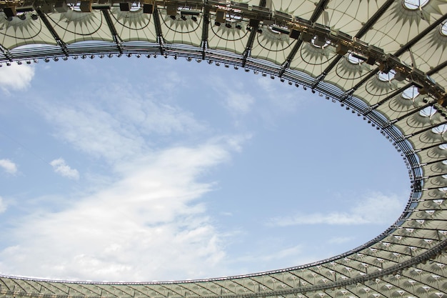 Fußballstadion Innenansicht Fußballplatz leer steht eine Menge Fans ein Dach gegen den Himmel