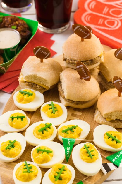 Fußballteuflische Eier für die Super Bowl-Party.