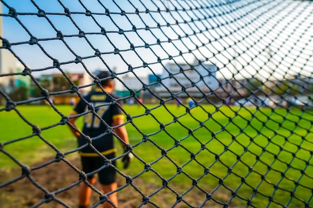 Fußballtornetz auf dem Feld mit Unschärfehintergrund.