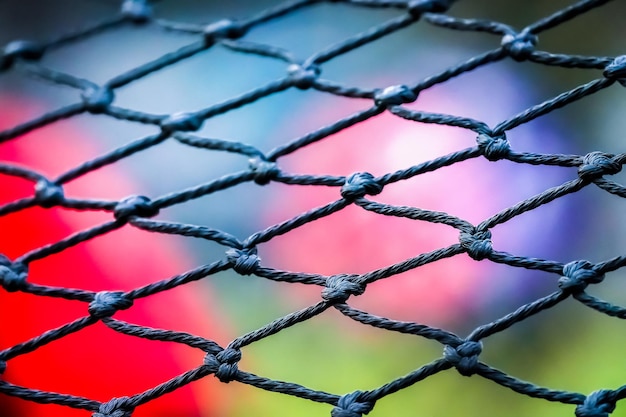 Fußballtornetz auf dem Feld mit Unschärfehintergrund.