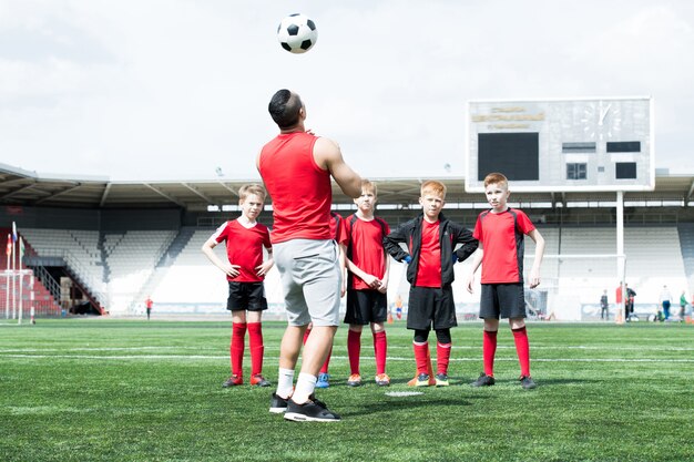 Fußballtrainer, der mit Kindern arbeitet