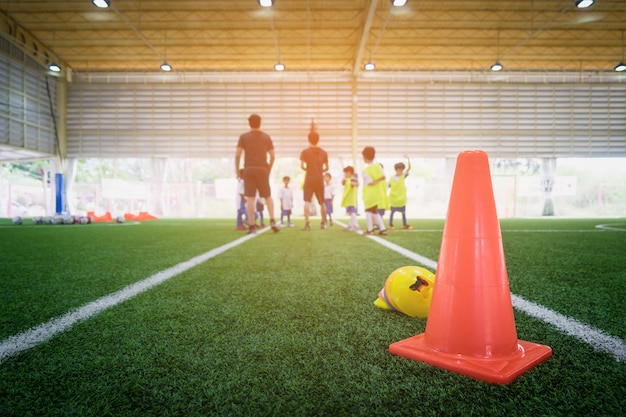 Fußballtrainingsgeräte auf Trainingsplatz mit Kindern