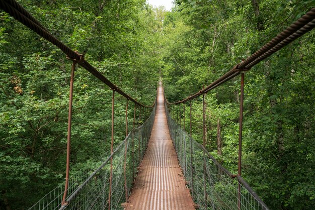 Fußgänger-Hängebrücke über den Fluss Belaya Westkaukasus Adygea Russland