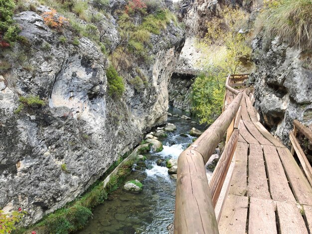 Fußgängerbrücke aus Holz am Fluss Castril