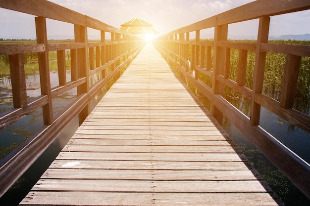 Foto fußgängerbrücke beim sonnenuntergang