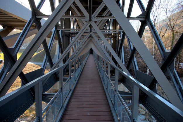 Foto fußgängerbrücke gegen den himmel