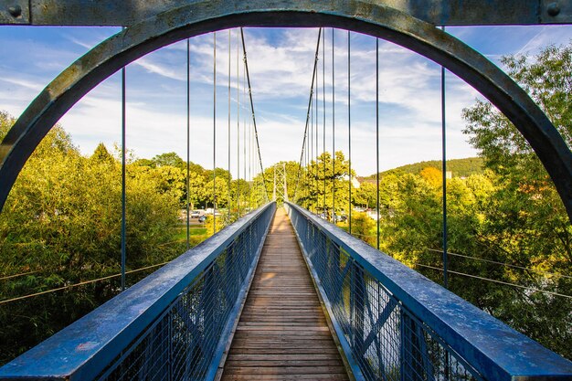 Foto fußgängerbrücke in der stadt gegen den himmel