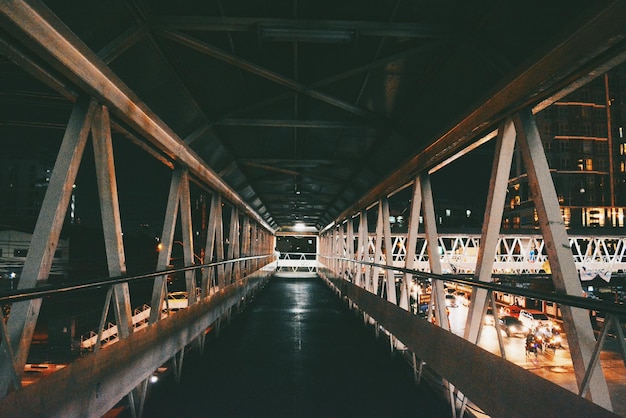 Fußgängerbrücke in der Stadt nachts