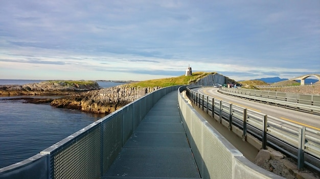 Foto fußgängerbrücke in einer malerischen landschaft