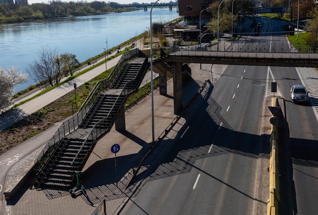 Fußgängerbrücke mit Treppe über die Autobahn