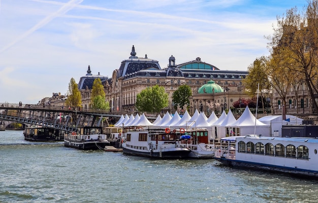 Fußgängerbrücke Passerelle über Seineboote und historische Gebäude von Paris Frankreich