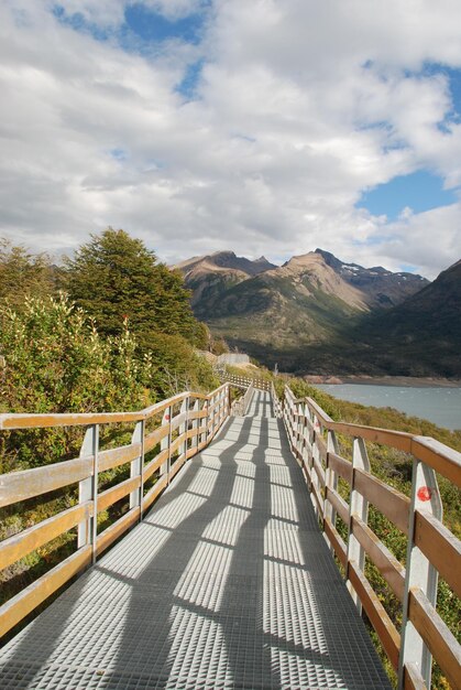 Fußgängerbrücke über Berge gegen den Himmel