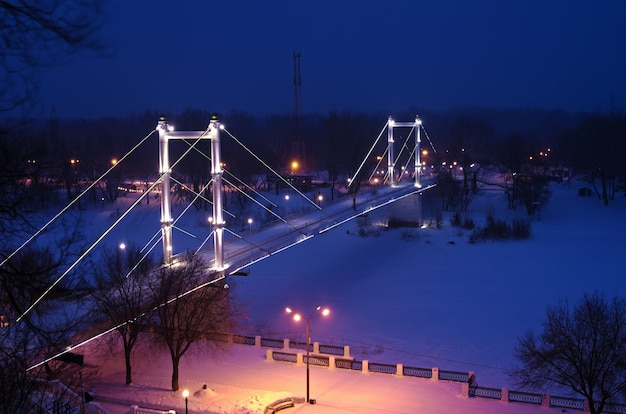 Fußgängerbrücke über den Fluss Ural Winterabend Orenburg Russland 05022017