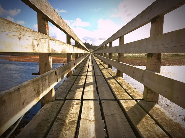 Foto fußgängerbrücke über die brücke gegen den himmel