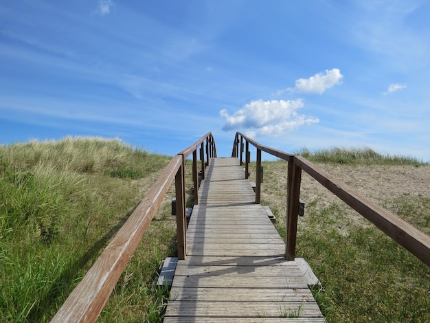 Foto fußgängerbrücke über meer gegen himmel