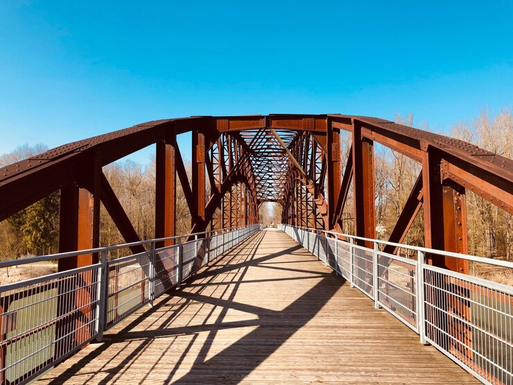 Foto fußgängerbrücke vor klarem himmel